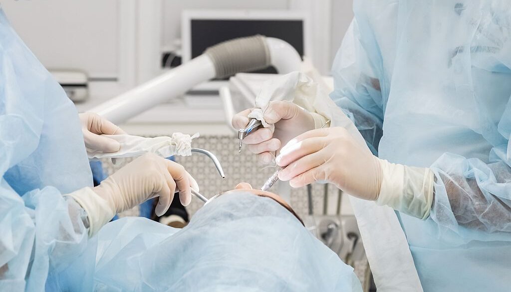 Regeneracja kości w chirurgii stomatologicznej – co to jest i dlaczego jest potrzebna?